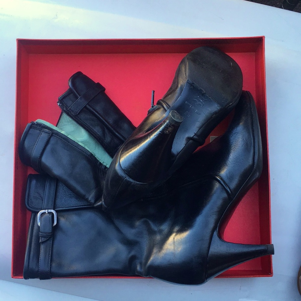 Sigurson Morrison black and teal calf-length all leather bootie.